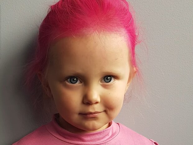 Mädchen mit rosa Haaren. Quelle: Screenshot Youtube