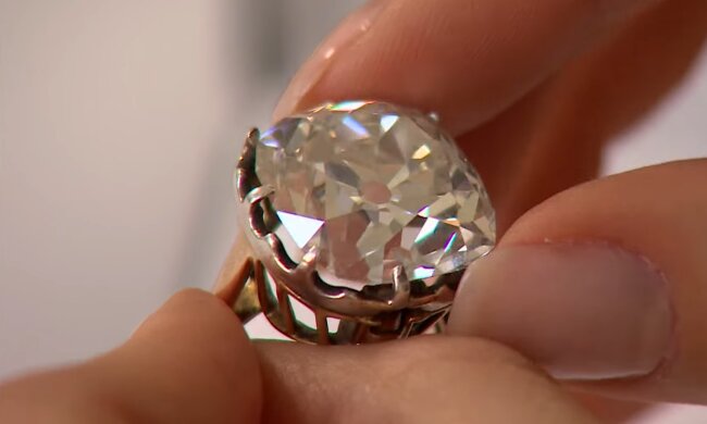 Ring mit einem Diamanten. Quelle: Screenshot Youtube