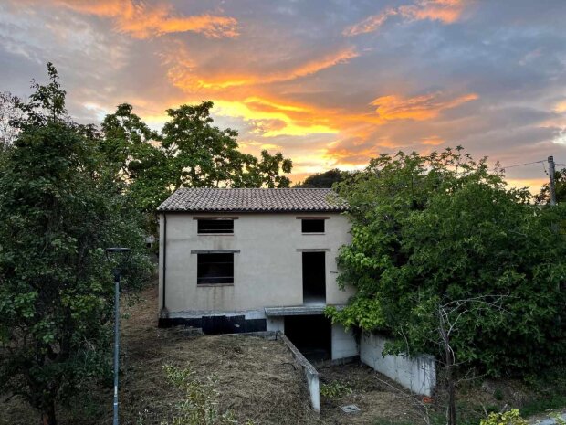 "Ich war 25 Jahre lang eine Geisel der Umstände": Ein Mann kaufte ein billiges Haus in Italien und bereut die Folgen