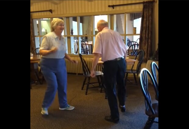 Älteres Paar begann einen mitreißenden Tanz. Quelle: Screenshot Youtube