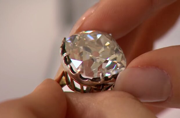 Ring mit einem Diamanten. Quelle: Screenshot Youtube