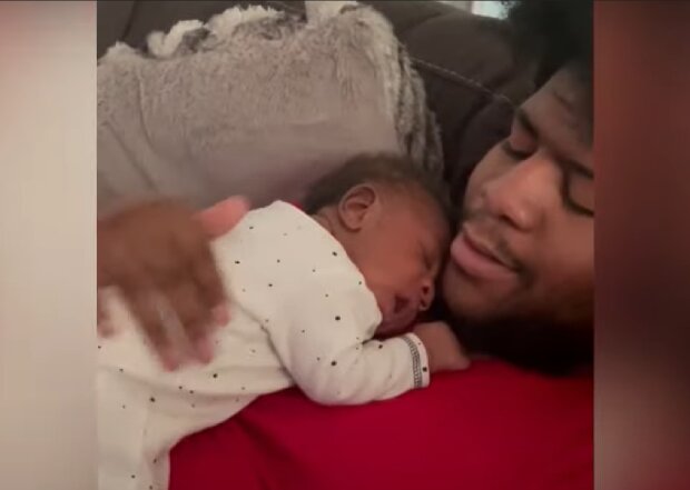 Frischgebackener Vater und seine neugeborene Tochter. Quelle: Screenshot Youtube