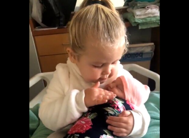Molly und ihre neugeborene Schwester Cora. Quelle: Screenshot Youtube
