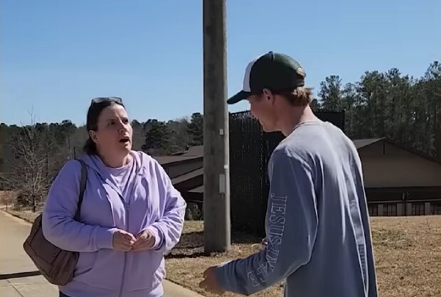 Mutter trifft ihren Sohn, den sie seit 18 Jahren nicht mehr gesehen hat. Quelle: Screenshot Youtube