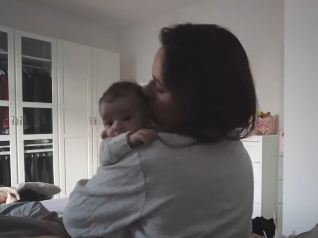 Mutter und Baby. Quelle: Screenshot Youtube