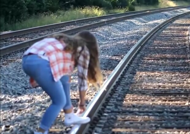 Frau inszenierte einen Unfall mit dem Zug. Quelle: Screenshot Youtube