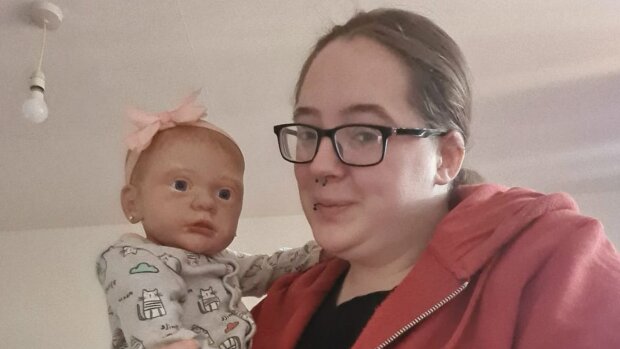 Eine Frau, die ihr Kind verlor, wurde zur "Mutter" von fünf Puppenbabys