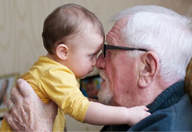 Opa und Enkelkind. Quelle: Screenshot Youtube