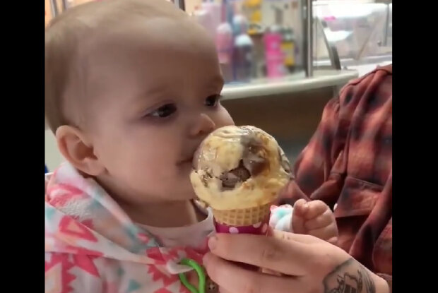 Baby Blakely probiert zum ersten Mal Eis. Quelle: Screenshot Youtube