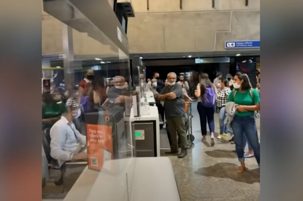 Passagiere im Flughafen. Quelle: Screenshot Youtube