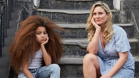Gegen die Normen der Gesellschaft: Mutter weigert sich, die langen Haare ihres Sohnes zu flechten