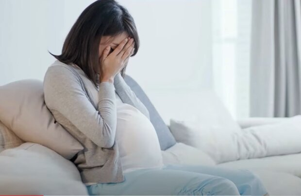 Ungebetener Rat verärgerte die schwangere Frau. Quelle: Screenshot YouTube