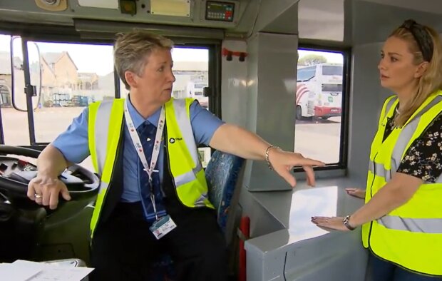 Aufmerksame Busfahrerinnen können Leben retten. Quelle: Screenshot YouTube