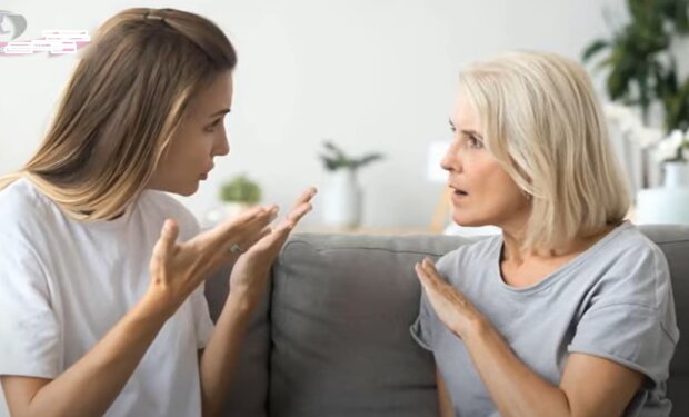 Schwiegermutter ist unzufrieden mit dem Einfluss ihrer Schwiegertochter. Quelle: Screenshot YouTube