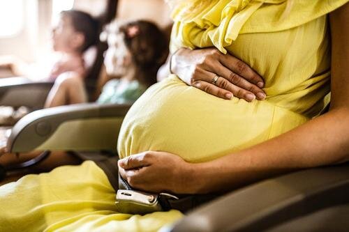 Vorzeitige Wehen bei einer schwangeren Frau während des Fluges: Die Besatzung kommt zur Hilfe