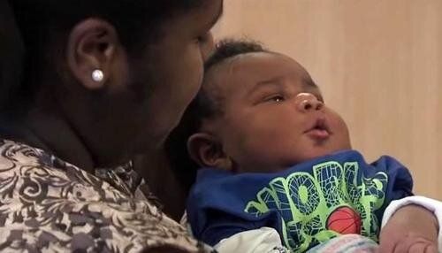 Frau bringt nach 18 Stunden Wehen das schwerste Baby im Krankenhaus zur Welt
